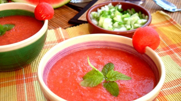 Gazpacho con tomate, pimiento, cebolla, pepino y sandía