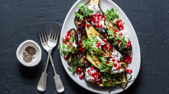 Salada de berinjela com romã, hortelã e molho de limão tahine