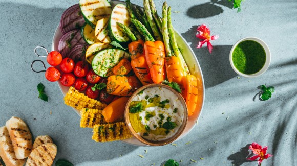 Gegrilde groenten-platter met burratadip en muntolie