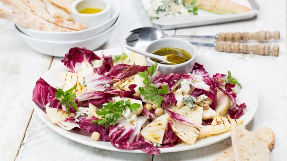 Ensalada de apio asado a la parrilla con pera y queso roquefort