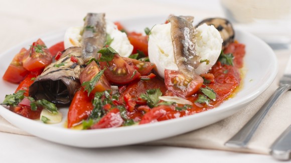 Gegrillte Aubergine und Spitzpaprika mit Tomaten