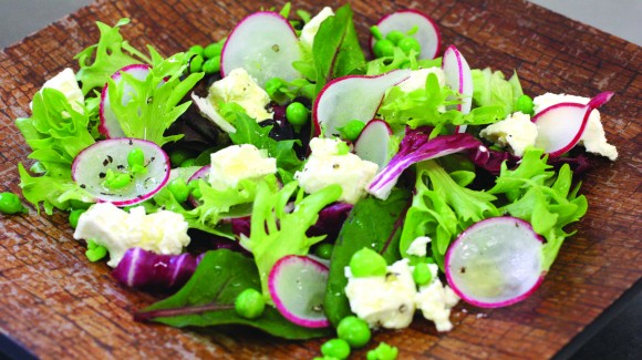 Blattsalat mit Erbsen und Feta