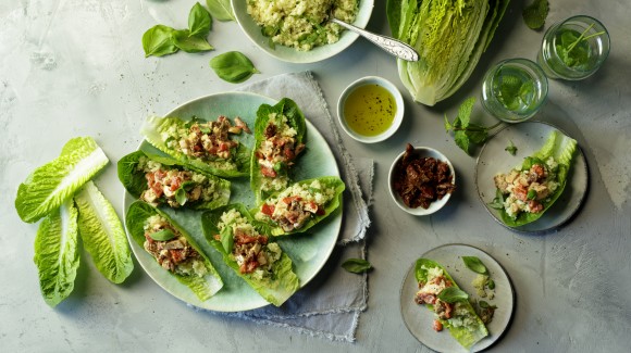 Ensalada de pollo ahumado con cuscús servido en hojas de cogollos