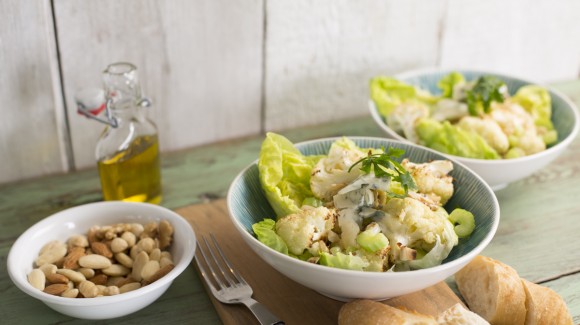 Coliflor asada con gorgonzola y frutos secos