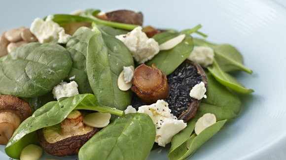 Ensalada de champiñones asados, queso feta y espinacas