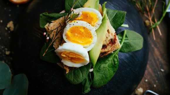 Gezonde club sandwich met spinazie, avocado, ei en hummus Gezonde club sandwich met spinazie, avocado, ei en hummus