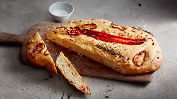Pan griego con canela y pimiento rojo