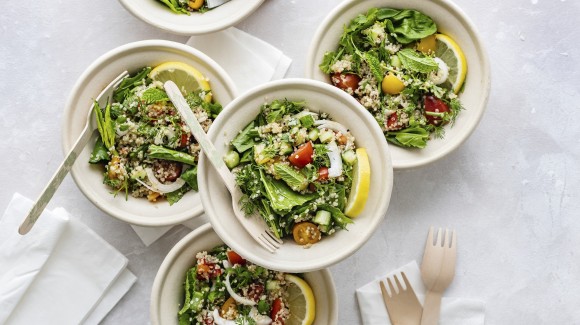 Sencilla ensalada de quinoa griega