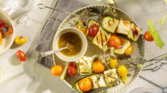 Řecké špízy s cuketou, rajčaty a sýrem feta