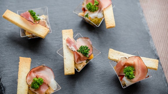 In Parmaschinken gewickelter Bohnen-Rucola-Salat mit Brunnenkresse und gerösteten Pinienkernen