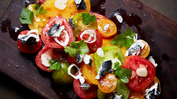 Mixed tomato salad with goat cheese