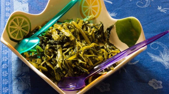 Lebanese style hindbeh salad with spinach and onion