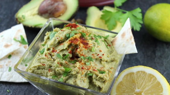 Hummus árabe de aguacate picantón