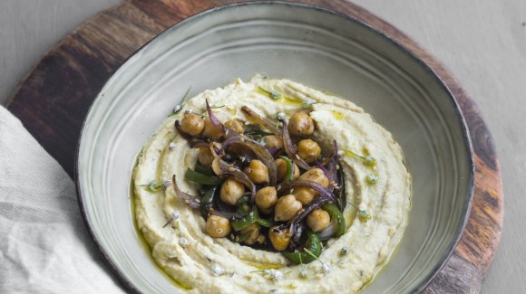 Humus con salteado Humus con salteado
