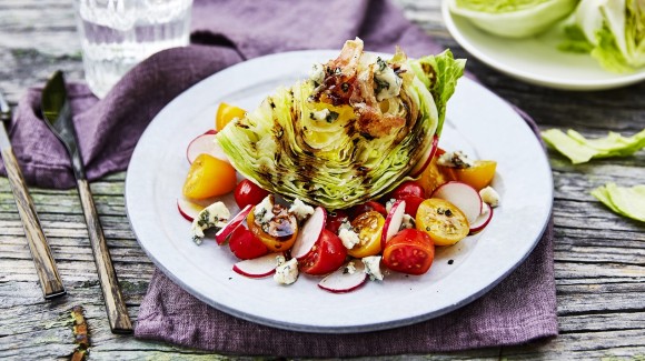 Amerikaanse klassieker, ijsberg wedge salade met blauwe kaas en gebakken pancetta