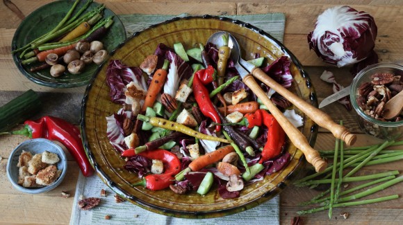 Insalata vegana fatta di avanzi e crostini alle erbe