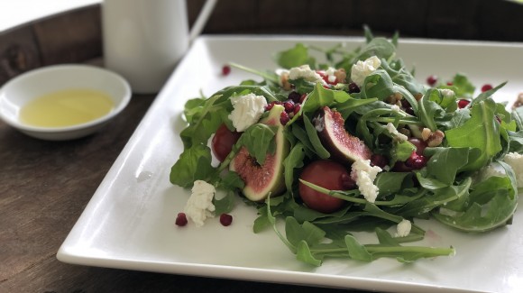 Fig salad with goat cheese, rocket and pomegranate