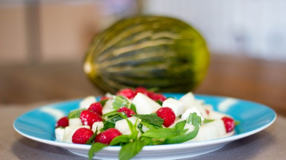 Piel de sapo melon salad with raspberries, mint and feta