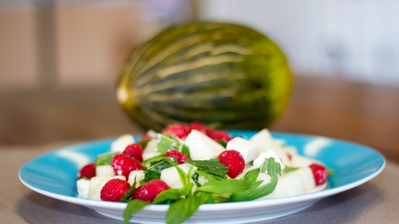 Piel de Sapo-Melone mit Himbeeren, Minze und Feta