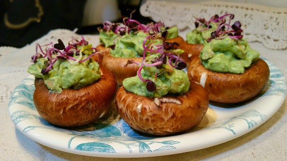 Champiñones crudiveganos rellenos de pesto de aguacate