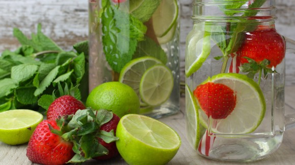 Agua de lima, hierbabuena y fresas