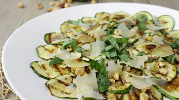 Zucchinisalat mit Haselnüssen, Basilikum und Parmesan