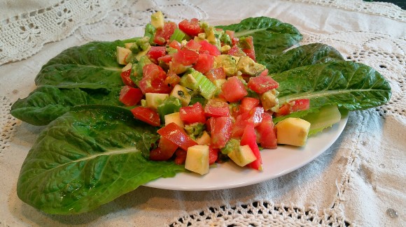 Ensalada de lechuga verde con pico de gallo