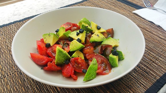 Ensalada de aguacate, tomate negro y ajo negro