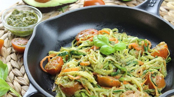 Tallarines de verdura con pesto y tomates cherry