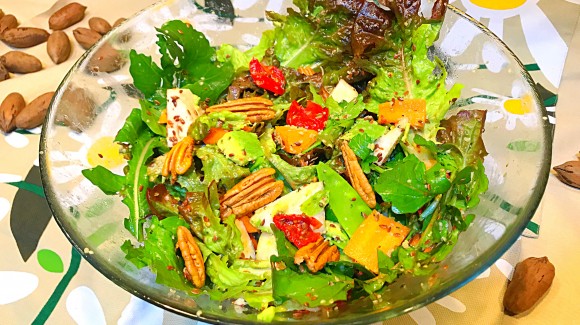 Ensalada de lechuga roja, rúcula, manzana y nueces de pecan