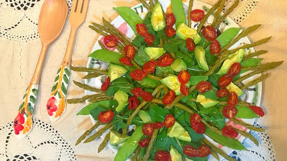 Ensalada de espárragos verdes, tirabeques y aguacate