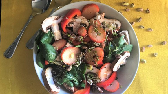 Ensalada de espinacas, fresas, champiñones, pimiento, germinados y pistachos