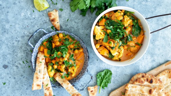 Indiase zoete aardappel curry met bloemkool, kikkererwten en spinazie