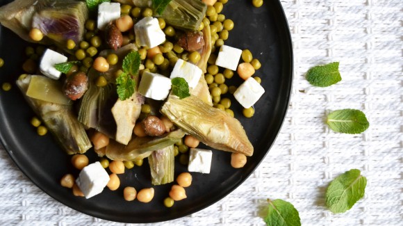 Carciofi, piselli, ceci, feta, menta ed olive taggiasche: l'insalata perfetta per Pasquetta