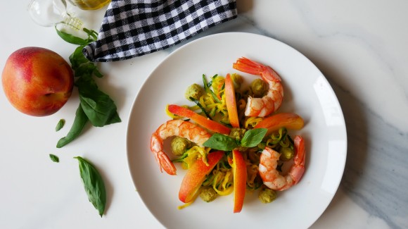 Insalata di zucchine, gamberoni e pesche