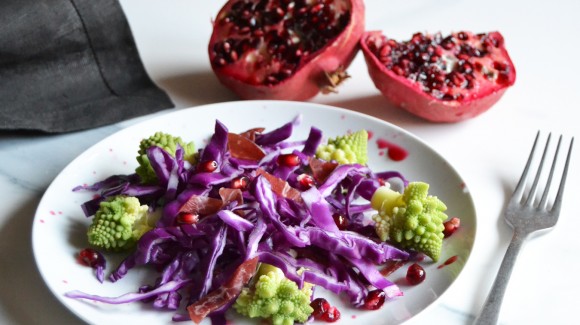 Insalata di cavolo cappuccio viola, broccoli, bresaola e melagrana