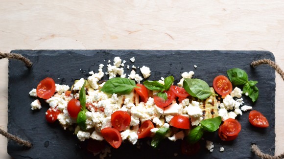 Involtini di melanzane grigliate con pomodori, feta e basilico