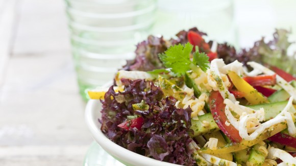 Salat mit gegrillter Hähnchenbrust und Sauerrahm-Dressing