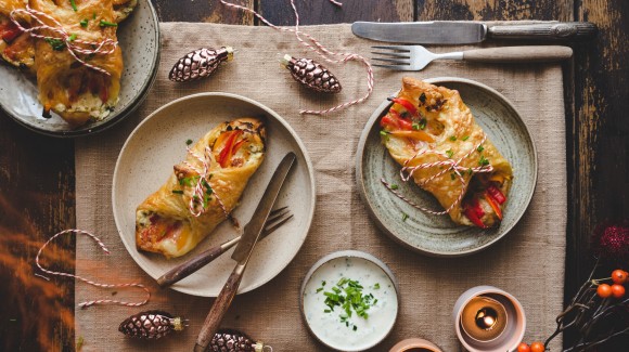 Puff pastry parcels with bell pepper, ham, cheese, and horseradish dip