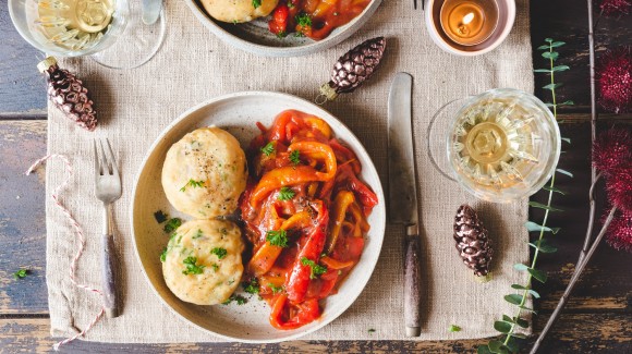 Knödel met zachtgegaarde, ovengeroosterde puntpaprika Knödel met zachtgegaarde, ovengeroosterde puntpaprika