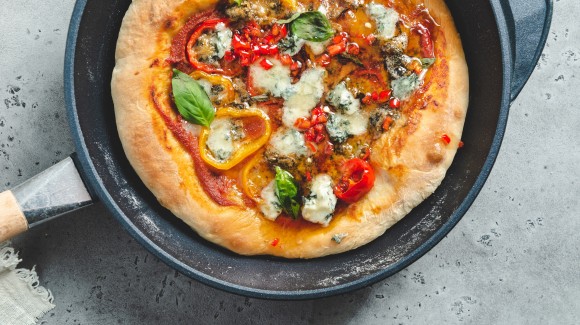 Panpizza met puntpaprika, pittige kaas en hot honey (foodtrend 2021)
