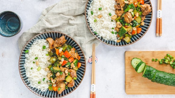 Kung Po Kai met wokkomkommer en paprika