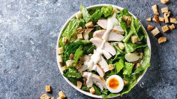 Knapperige romaine sla met gegrilde kip en zelfgemaakte croutons