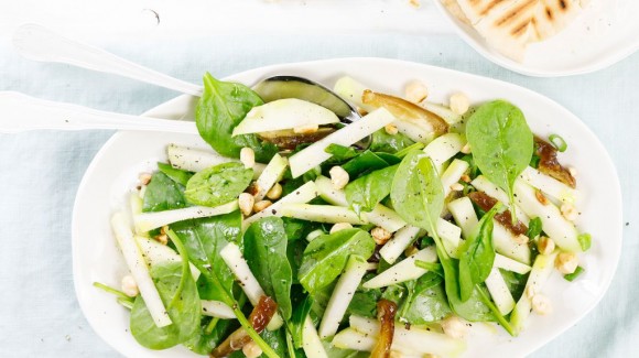 Kohlrabi salad with spinach, dates and nuts