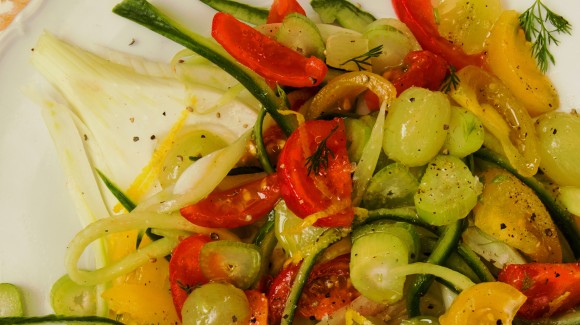 Gurke-Fenchelsalat mit hellen Trauben und Tomaten