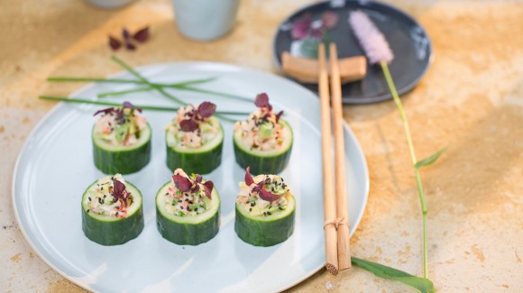 Komkommer sushi met rivierkreeftjes en avocado