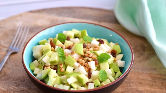 Koolrabi salade met appel, munt en rozijnen