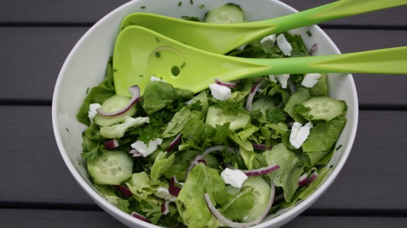 Buttersalat mit Ziegenkäse und Kräutern