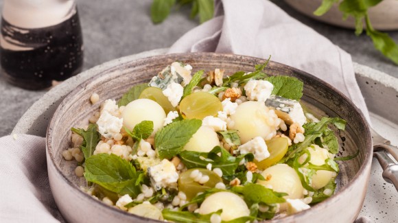 Salada de melão com as sementes de abóbora torrada e queijo feta 