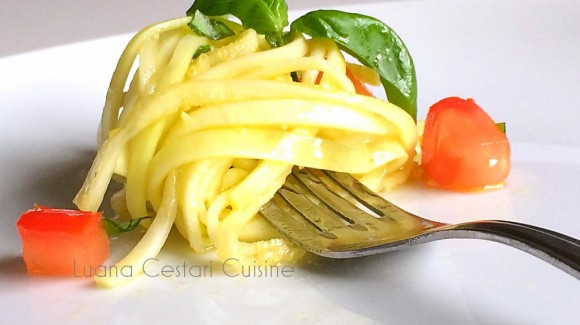 Cukiniowe linguine, pomidory i bazylia